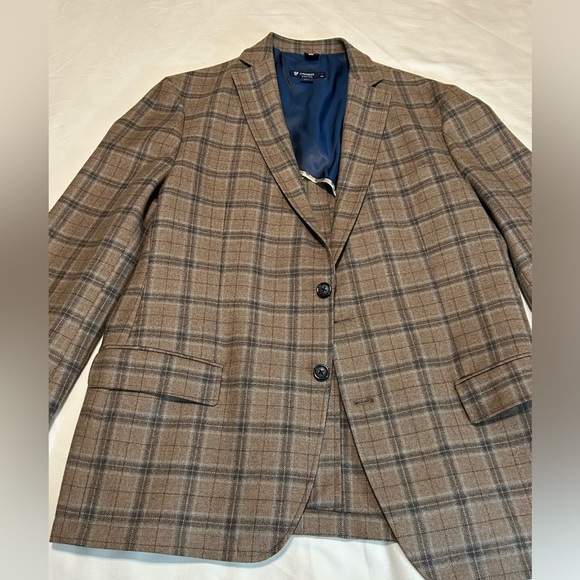 Tan blazer. Size XL. I wear a 44R and it fits well. - Picture 1 of 5